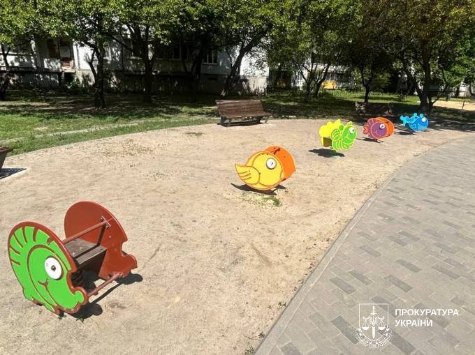 Підряднику в Харкові повідомили підозру у заволодінні понад 830 тис. грн на ремонті дитячого майданчика